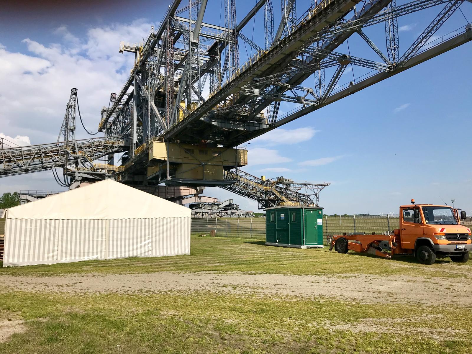 Mobill-WC mobile Toiletten im VIP-Bereich der F60 Brücke bei einer Open-Air-Veranstaltung.